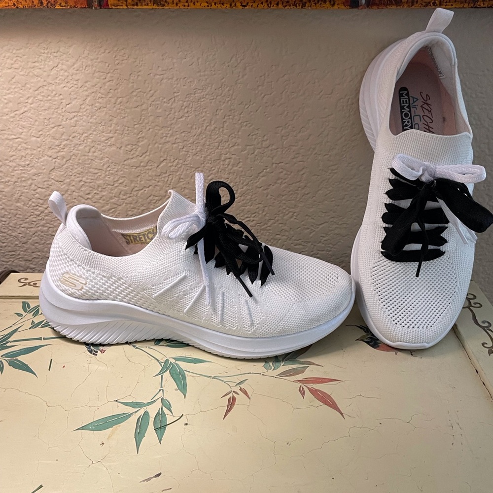Sketcher white sneakers